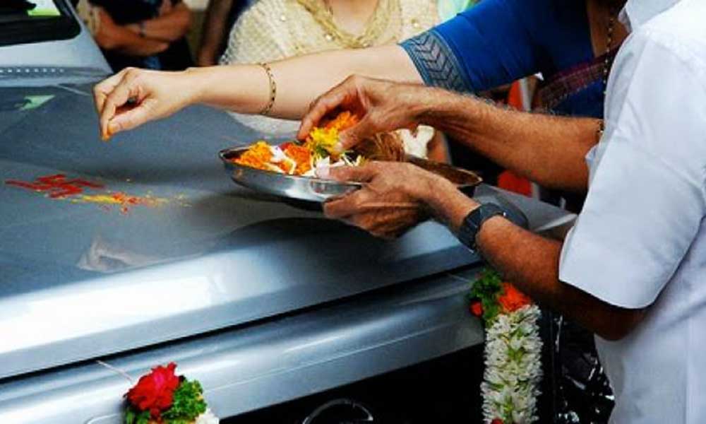 नये वाहन की विधिपूर्वक पूजा