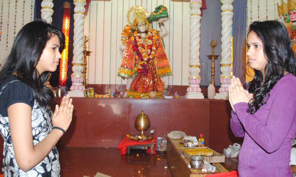 महिलाएँ हनुमान जी का पूजन