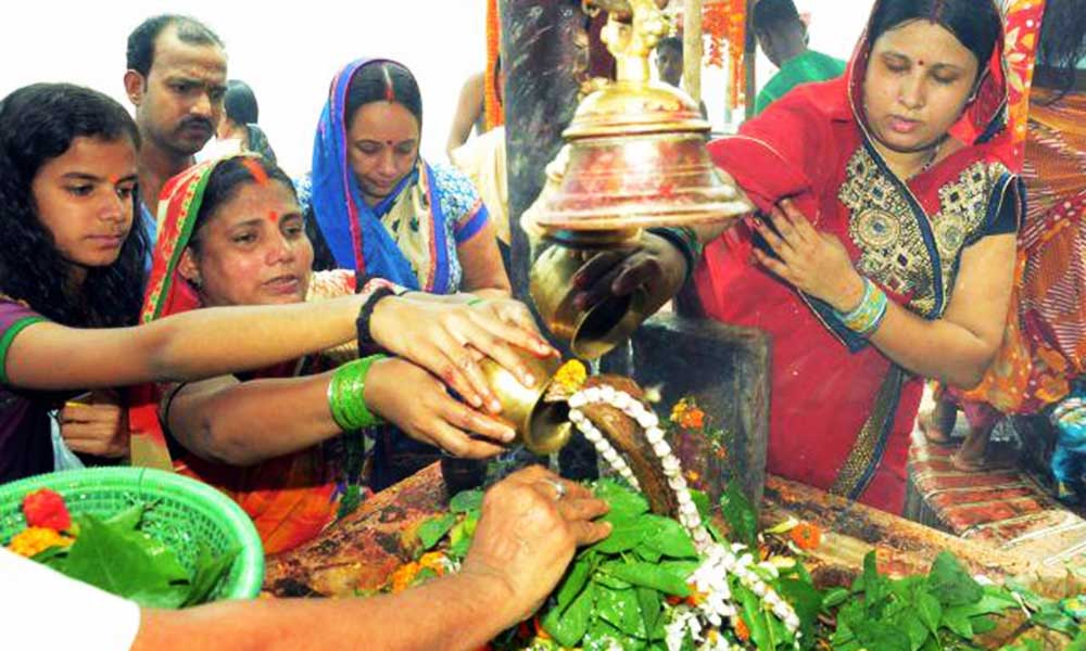 महिलाओं द्वारा शिवलिंग की पूजा