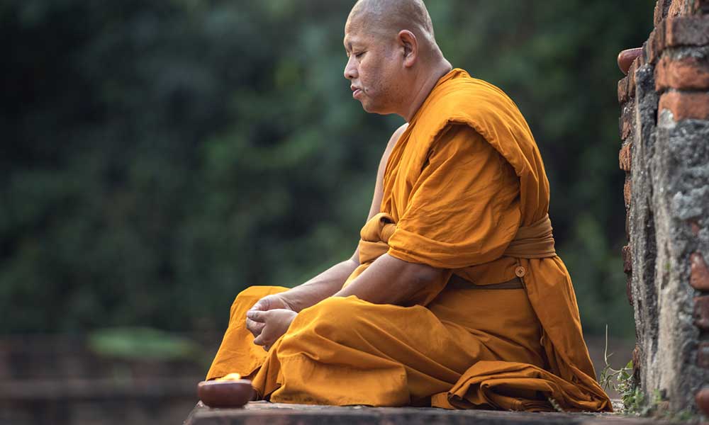 भगवान के ध्यान और जप के दौरान